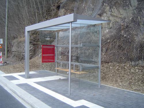 Eine vierfeldrige Ausführung einer Wartehalle am Straßenrand