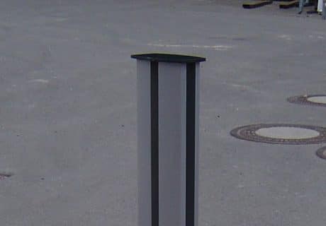 Ein Geländerteil mit überstehendem Deckel