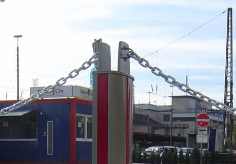 Ein Geländerteil mit Absperrkette und Feuerwehrverschluss