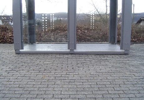 Nahaufnahme einer Bodenplatte eines Raucherunterstands