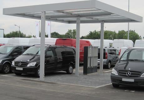 Eine Fahrradüberdachung auf einem Parkplatz