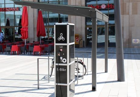 Eine Fahrradüberdachung mit E-Bike-Ladestation