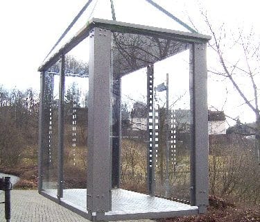 Eine Automatenüberdachung, die mit einem Kran versetzt wird