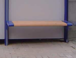 Eine Holzsitzbank in einer Wartehalle