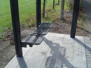 Schwarze Drahtgittersitze in einer Wartehalle