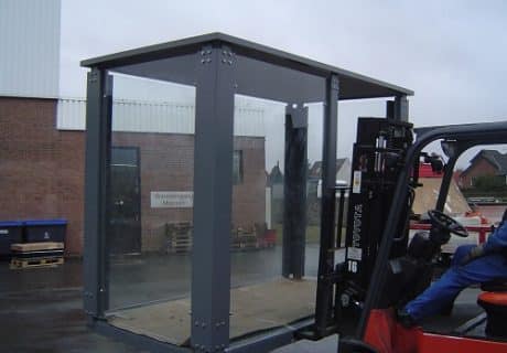 Ein Raucherunterstand bei der Versetzung mit einem Gabelstapler