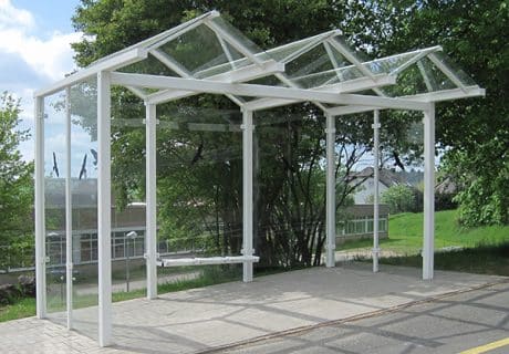 Eine weiße dreifeldrige Wartehalle am Straßenrand