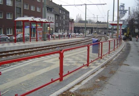 Eine rote Geländerreihe am Straßenrand