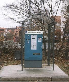 Eine Automatenüberdachung für einen blauen Kassenautomaten