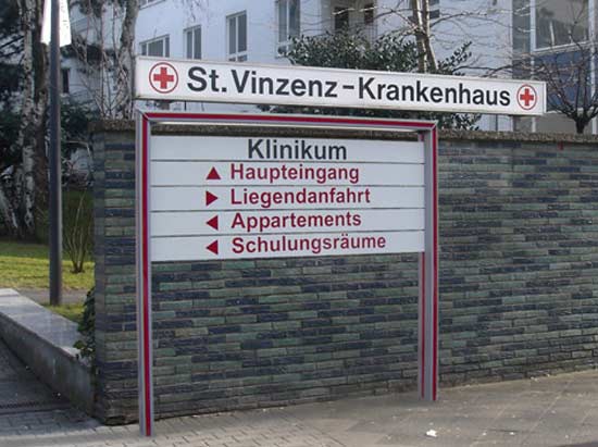 Eine Beschilderung für das St. Vinzenz-Krankenhaus