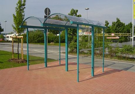 Eine doppelseitige zweifeldrige Wartehalle am Straßenrand