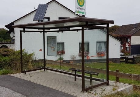 Eine braune dreifeldrige Wartehalle mit Solarbeleuchtung