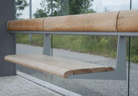 Eine Holzsitzbank in einer Wartehalle