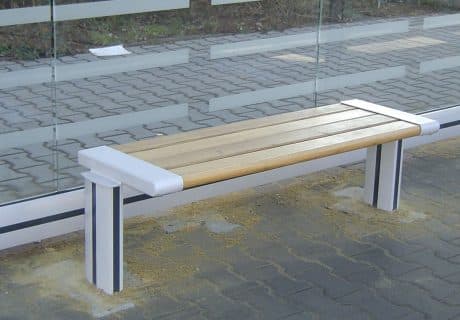 Ein Holzsitzbank in einer Wartehalle