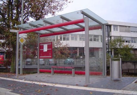 Eine rote vierfeldrige Wartehalle mit Dachscheibendekor