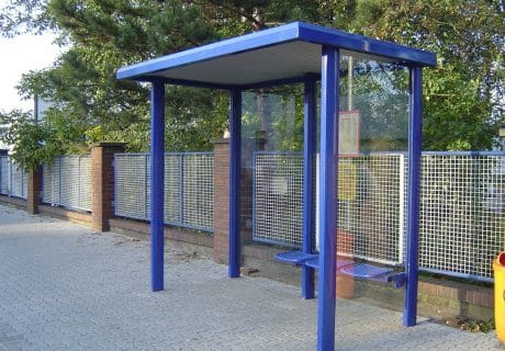 Eine dunkelblaue Wartehalle mit schmalem Dach