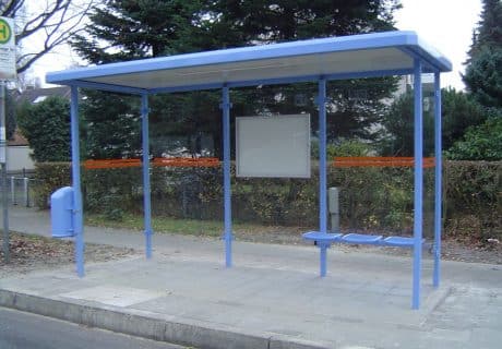 Eine hellblaue dreifeldrige Wartehalle mit Fertig-Betonbodenplatte