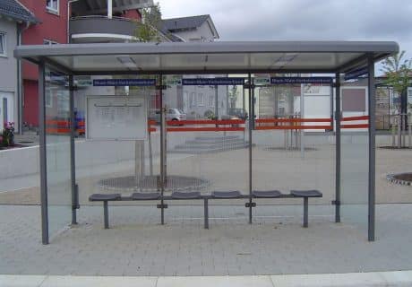 Eine graue dreifeldrige Wartehalle mit Deckenuntersicht und zwei Beleuchtungseinheiten