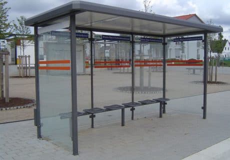 Eine graue dreifeldrige Wartehalle mit Deckenuntersicht und zwei Beleuchtungseinheiten