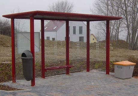 Eine rote dreifeldrige Wartehalle am Wegesrand