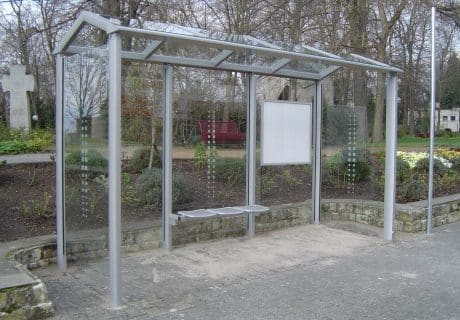 Eine graue dreifeldrige Wartehalle am Wegesrand