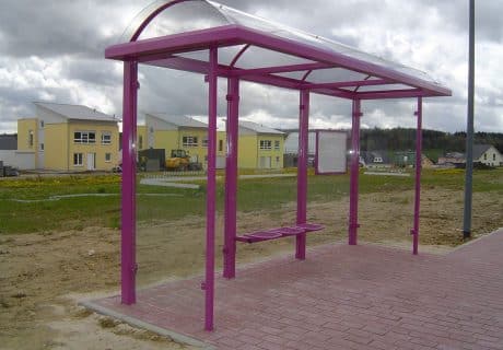 Eine lilafarbene dreifeldrige Wartehalle am Wegesrand