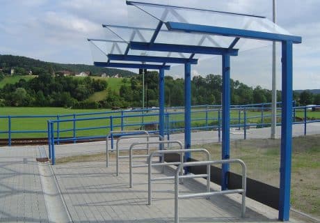 Eine blaue Fahrradüberdachung mit mehreren Fahrradanlehnbügeln
