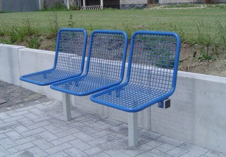 Dunkelblaue Drahtgittersitze am Wegesrand