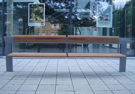 Holzsitzbänke in einer Wartehalle