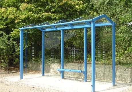 Eine hellblaue dreifeldrige Wartehalle am Wegesrand