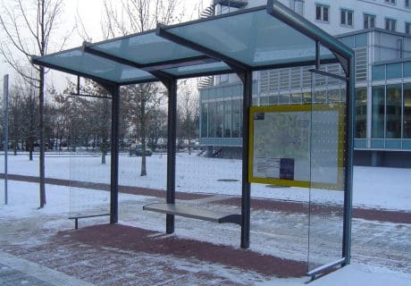 Eine graue Wartehalle mit Seitenteil ST 60 und Schnee drumherum