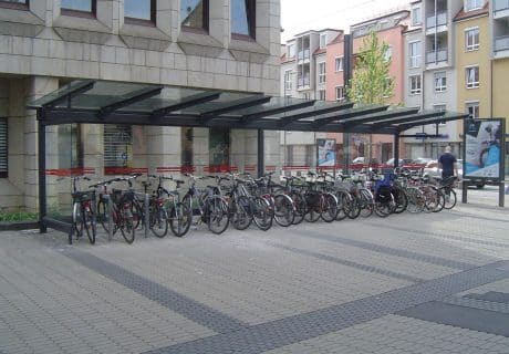 Eine neunfeldrige Fahrradüberdachung