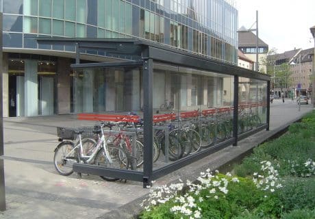 Rückansicht einer Fahrradüberdachung