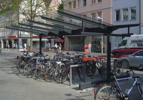 Eine sechsfeldrige Fahrradüberdachung