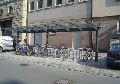 Eine neunfeldrige Fahrradüberdachung