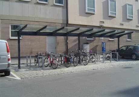 Eine achtfeldrige Fahrradüberdachung