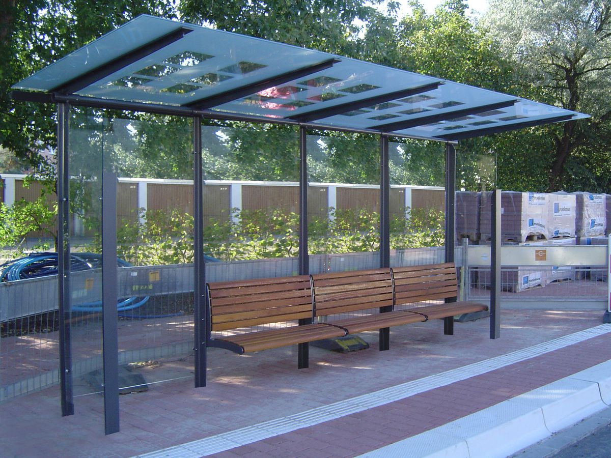 Eine Wartehalle mit Flachdach