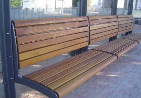 Holzsitzbänke in einer Wartehalle