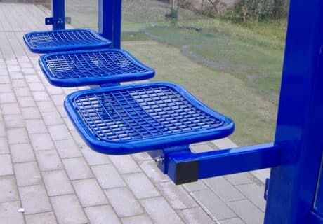 Dunkelblaue Drahtgittersitze in einer Wartehalle