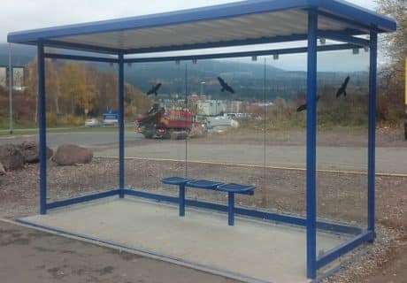 Ein blauer Raucherunterstand mit Scheibendekor