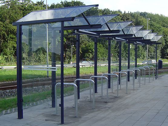 Eine Fahrradüberdachung an einem Bahnsteig