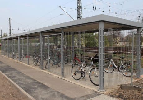 Eine dreifeldrige Fahrradüberdachung am Gleis