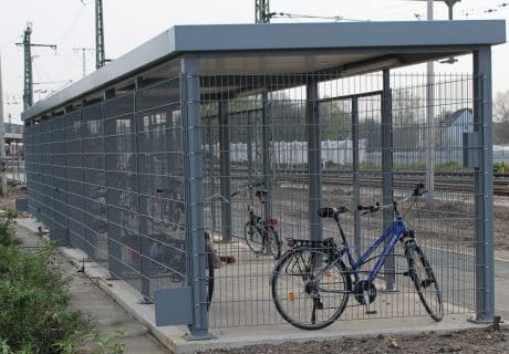 Eine Fahrradüberdachung mit Stabgittermattenzaun am Gleis