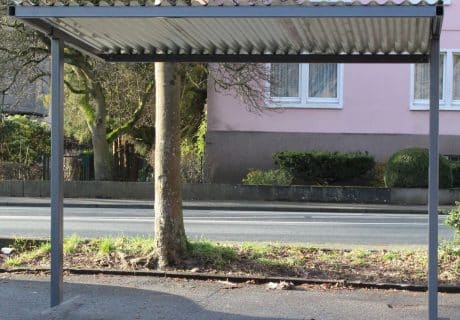 Eine Fahrradüberdachung auf einem Parkplatz