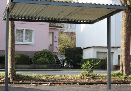 Eine Fahrradüberdachung auf einem Parkplatz