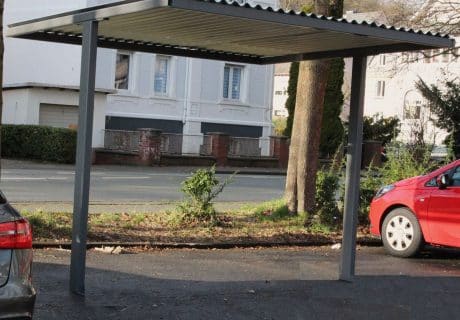 Eine Fahrradüberdachung auf einem Parkplatz