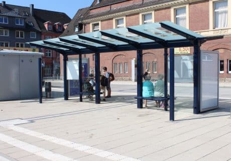 Eine beidseitige Fahrradüberdachung mit zwei Werbevitrinen