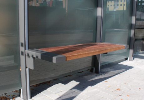 Eine Holzsitzbank in einer Wartehalle