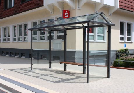 Eine graue dreifeldrige Wartehalle am Straßenrand