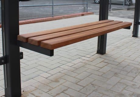 Eine Holzsitzbank in einer Wartehalle